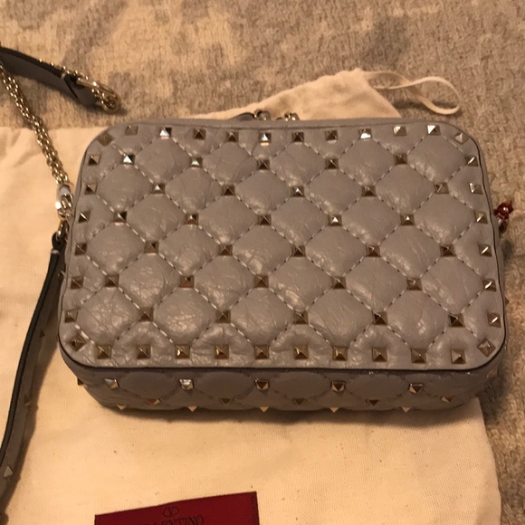 NEW MEDIUM VALENTINO ROCKSTUD SPIKE CAMERA BAG - Picture 6 of 8